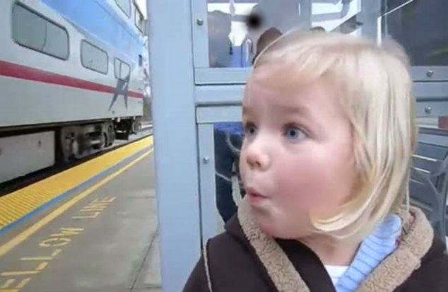صور "فرحة غريبة" لطفلة ترى القطار يمكن لأول مرة 510