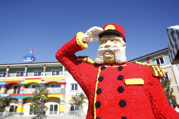 LEGOLand Hotel Opens! Fronts10