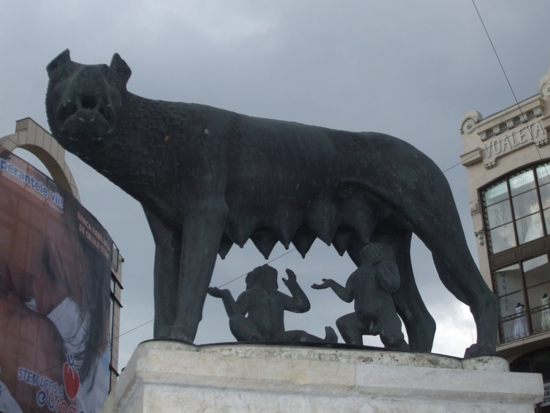  Romulus et Rémus, symbole de la romanité au centre de Bucarest  Dscf0711