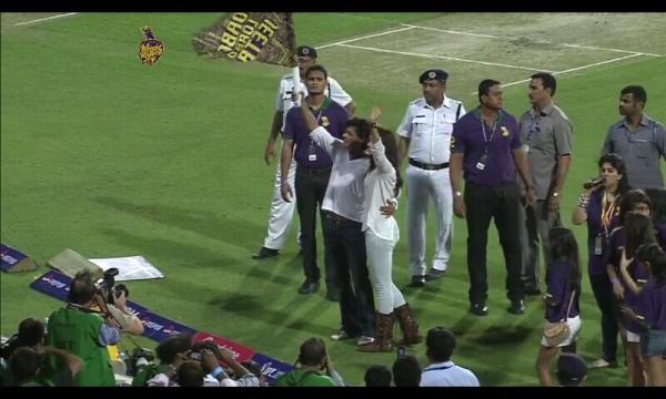 Shahrukh Khan et Deepika Padukone pendant le match des KKR D210