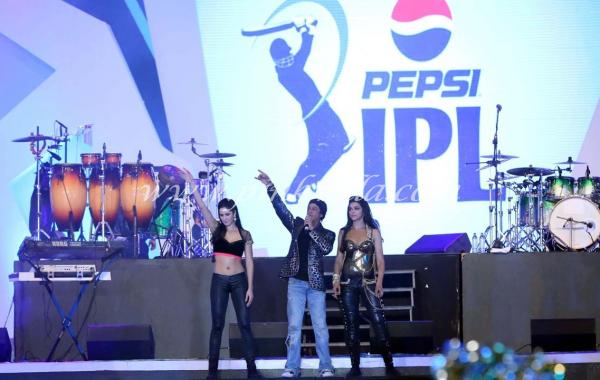Shah Rukh et autres stars à la cérémonie d'ouverture IPL6 Ippl_510