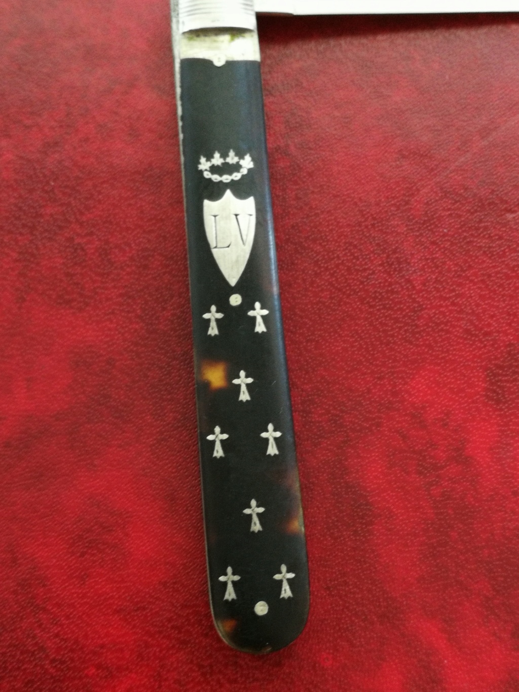 Identification couteau avec manche incrusté d'une couronne et croix religieuse Img_2117