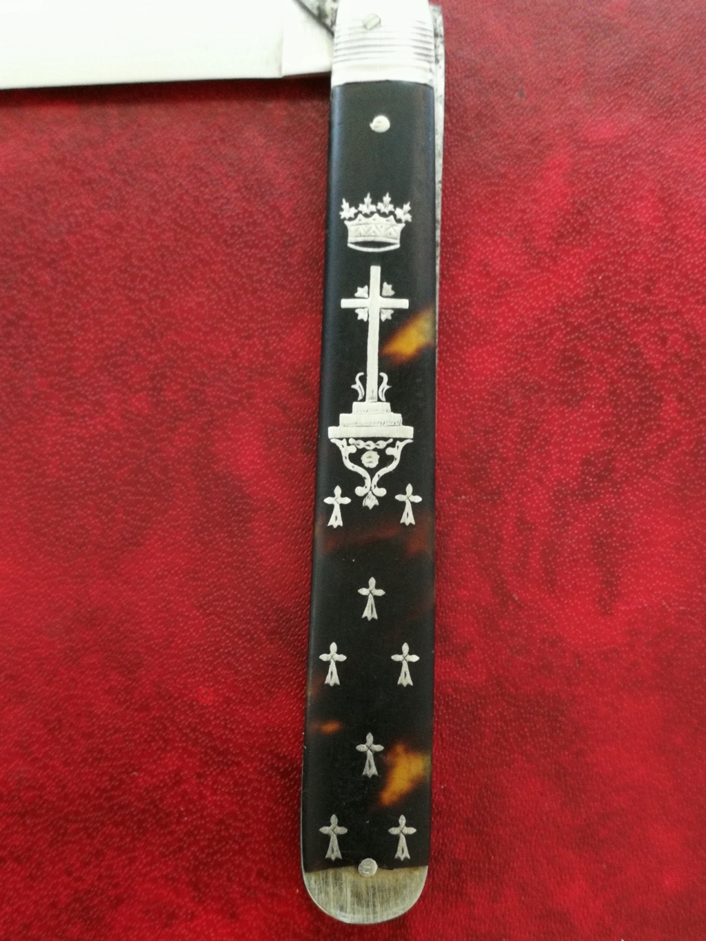 Identification couteau avec manche incrusté d'une couronne et croix religieuse Img_2118
