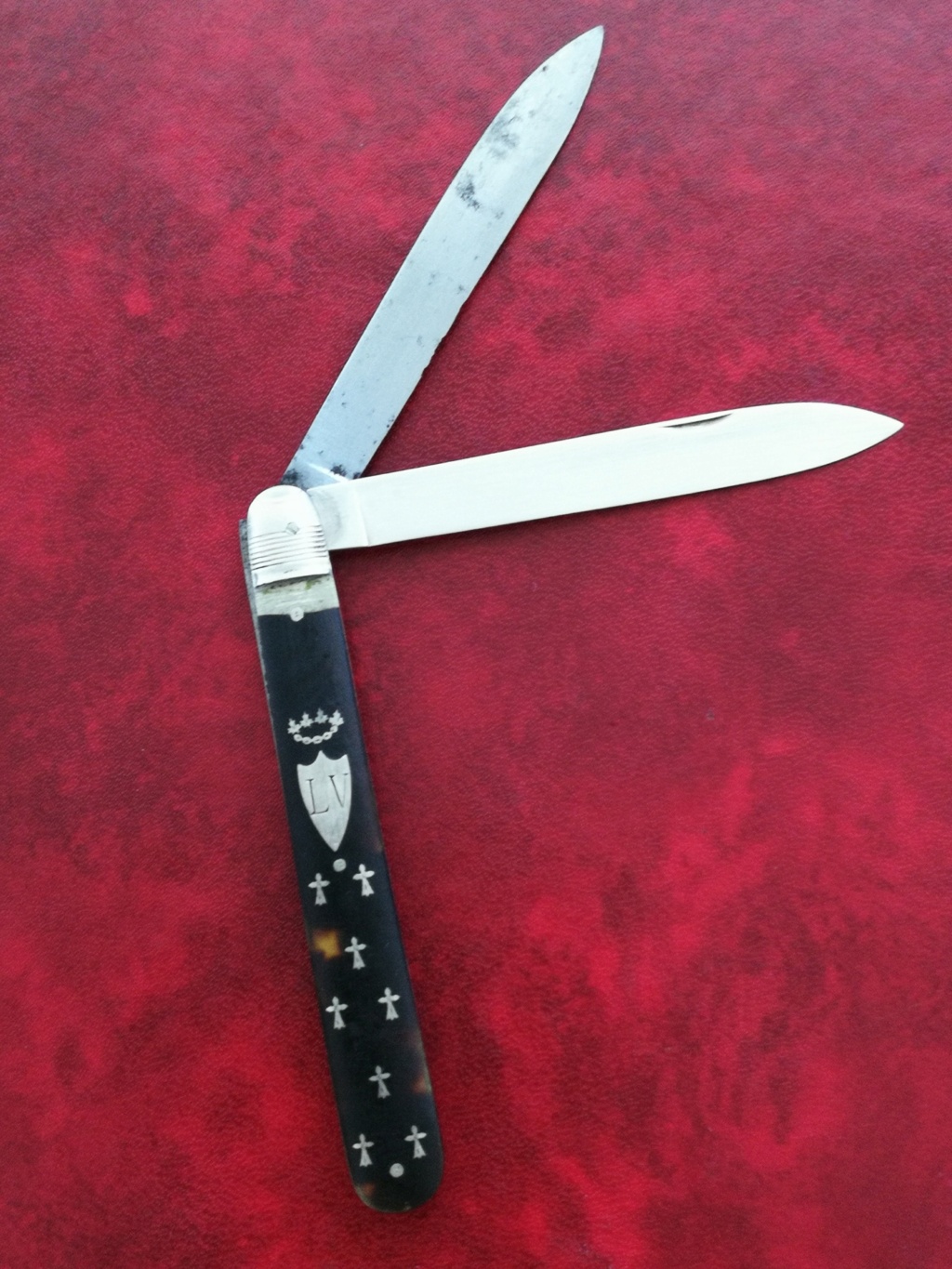 Identification couteau avec manche incrusté d'une couronne et croix religieuse Img_2119