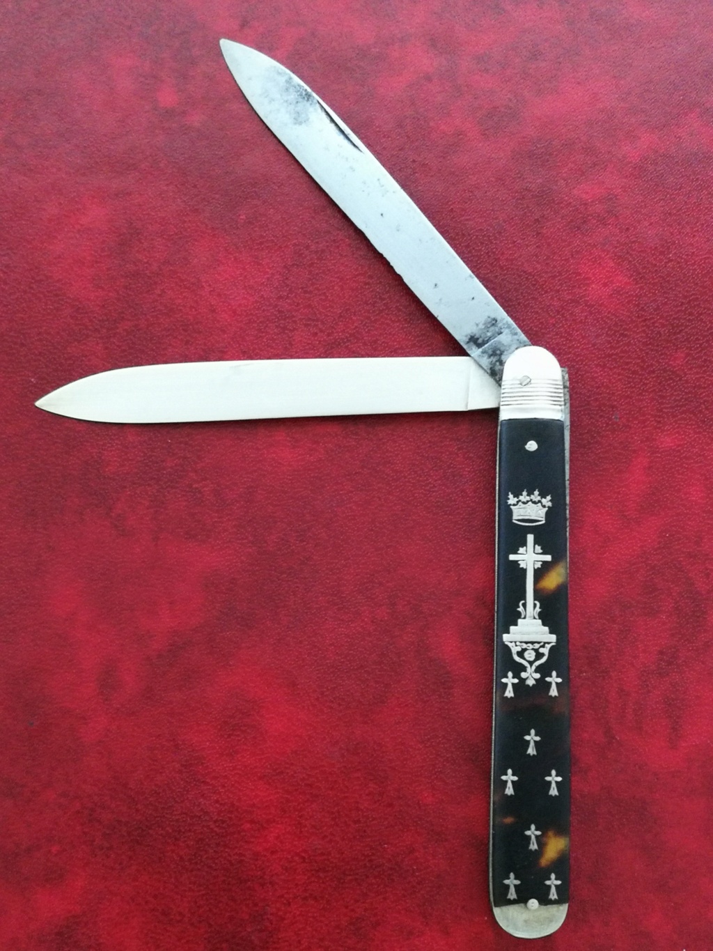 Identification couteau avec manche incrusté d'une couronne et croix religieuse Img_2120