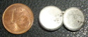 Mini Bouton plat de blouse en argent sans motif . Imgp8310
