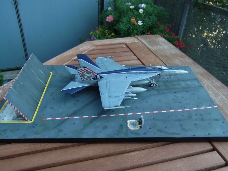 Meine F-18F auf dem neuen Italeri Träger Deck in 1:72 Rimg0011