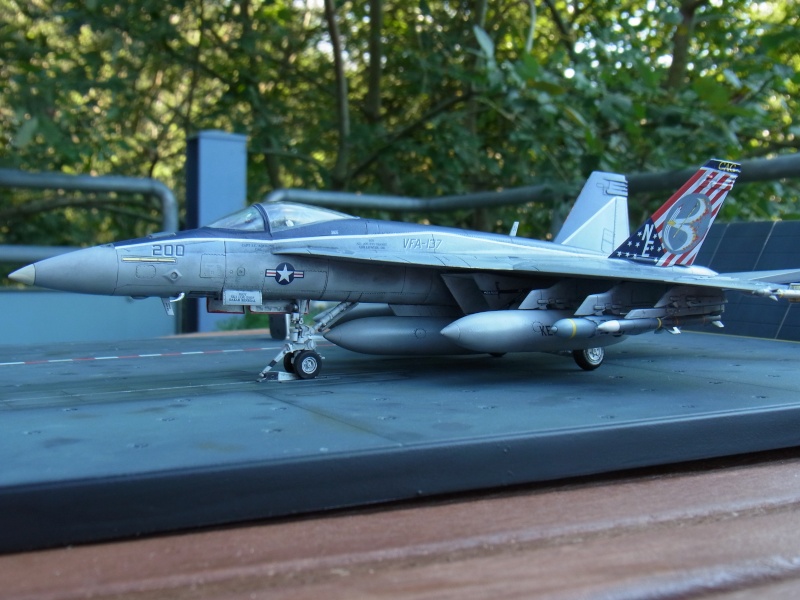 Meine F-18F auf dem neuen Italeri Träger Deck in 1:72 Rimg0012