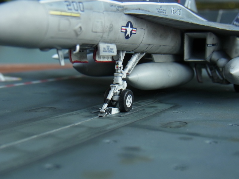 Meine F-18F auf dem neuen Italeri Träger Deck in 1:72 Rimg0016