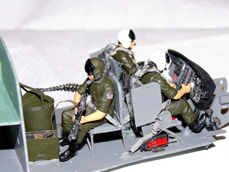 UH-1C HUEY HEAVY HOG au 1/35ème d'ACADEMY - Page 2 P1230331