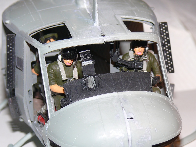 UH-1C HUEY HEAVY HOG au 1/35ème d'ACADEMY - Page 3 P1230446