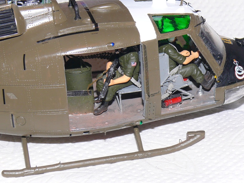 UH-1C HUEY HEAVY HOG au 1/35ème d'ACADEMY - Page 4 P1230581
