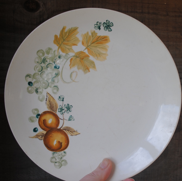 plate - Handpainted over the 'brick' background. 00110