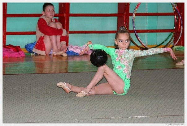 Les gymnastes lorsqu'elles étaient très jeunes - Page 2 Tvea7i10