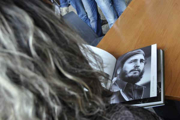 Presentan antología fotográfica de Fidel en Feria del Libro 27525-10