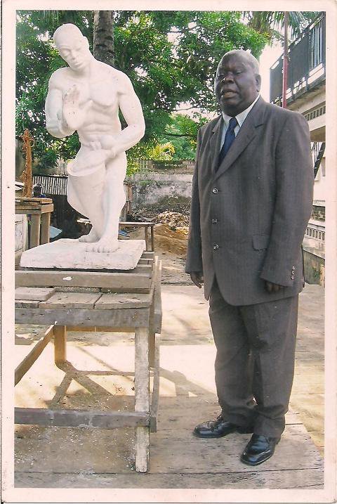 SOS  de papa Lufwa Mawidi c,est lui qui a fait l’imposante statue  du batteur de tam tam de la fikin  19657210