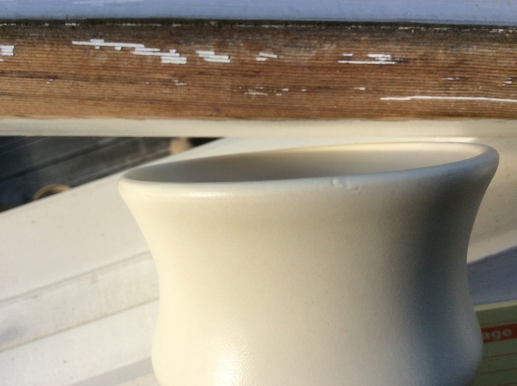 Is this white vase Crown Lynn? No it isn't. Ac74a910
