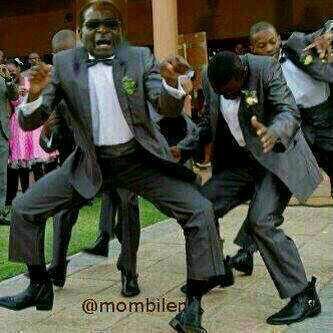 Avoir Images Robert Mugabe Danse Pour Sa Reelection dernière salutations
