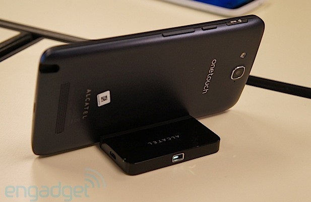 Alcatel presenta una dock per smartphone con pico-proiettore integrato Alcate10