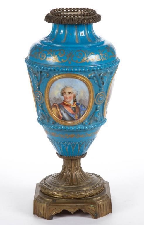 Représentations de Marie Antoinette sur vases, tasses et autres contenants 17062111