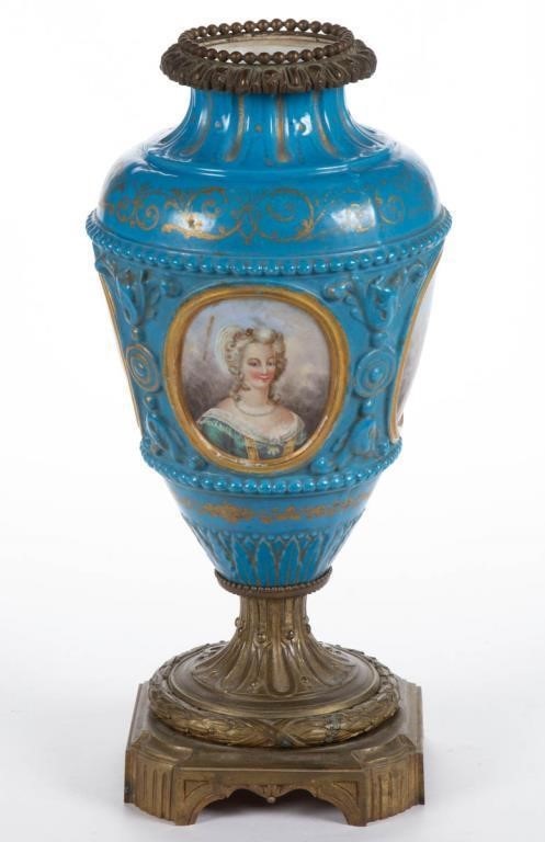 Représentations de Marie Antoinette sur vases, tasses et autres contenants 17062112