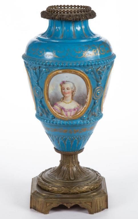 Représentations de Marie Antoinette sur vases, tasses et autres contenants 17062114