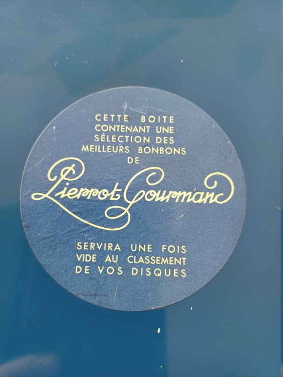 une boîte à bonbons "pierrot gourmand mes disques préférés " de 1955 20211118