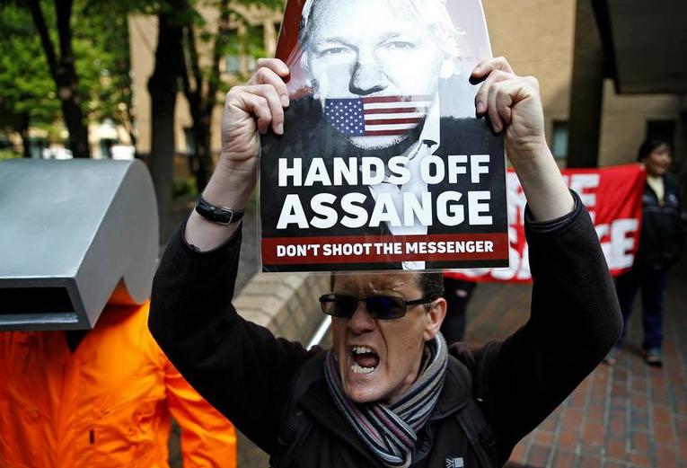 Londres, Julian Assange condamné à 50 semaines de prison Assang10