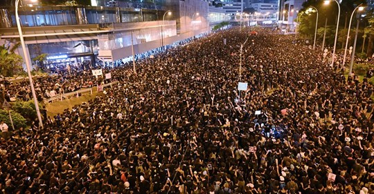 Hong Kong : face à une marée humaine de 2 millions de manifestants, le pouvoir s'excuse Safe_i27