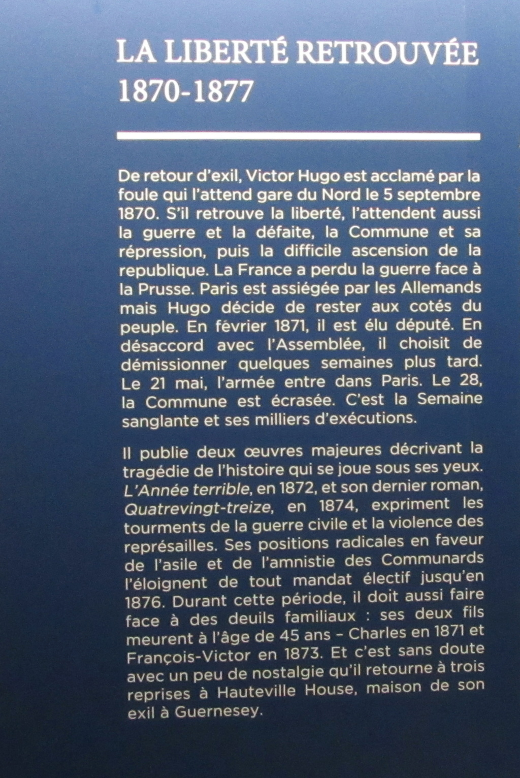 Citation de Victor Hugo - poète, dramaturge, écrivain, romancier et dessinateur romantique français, né le 26 février 1802 (7 ventôse an X) à Besançon et mort le 22 mai 1885 à Paris. Il est considéré comme l'un des plus importants écrivains de la langue   Red_0869