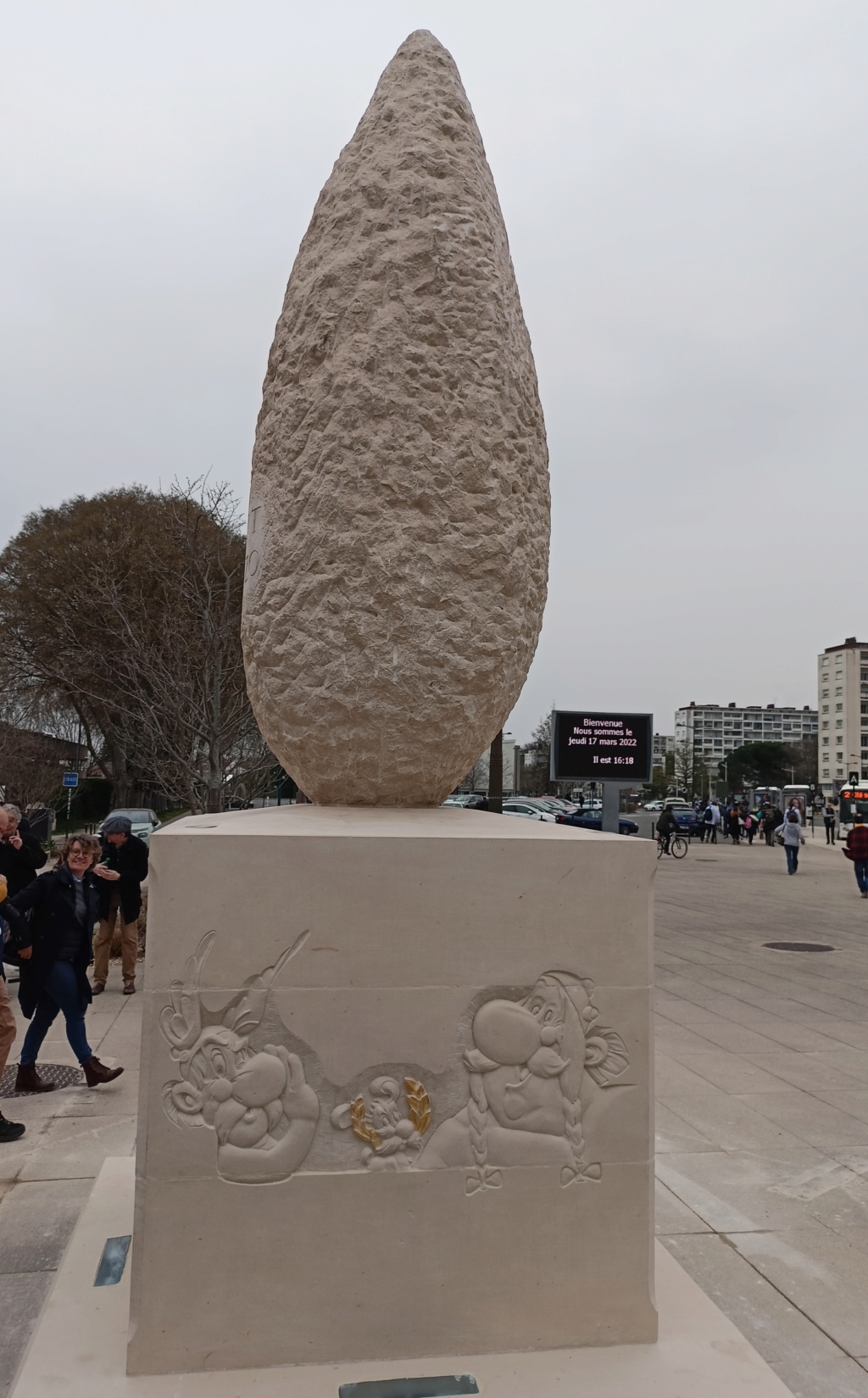 Un menhir hommage pour Angoulême Img_2293