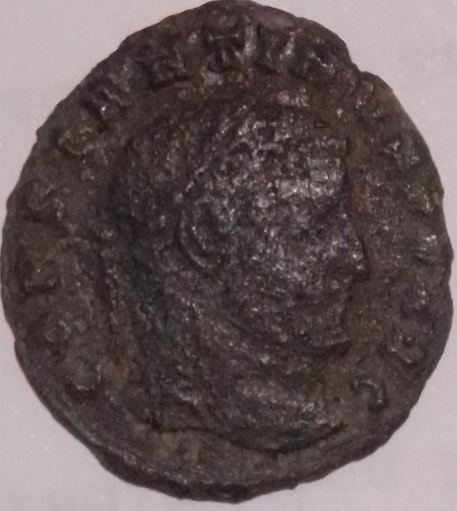 Nummus de Constantino I. CONSERV VRB SVAE. Roma sedente en templo. Ticinum. Img_2164