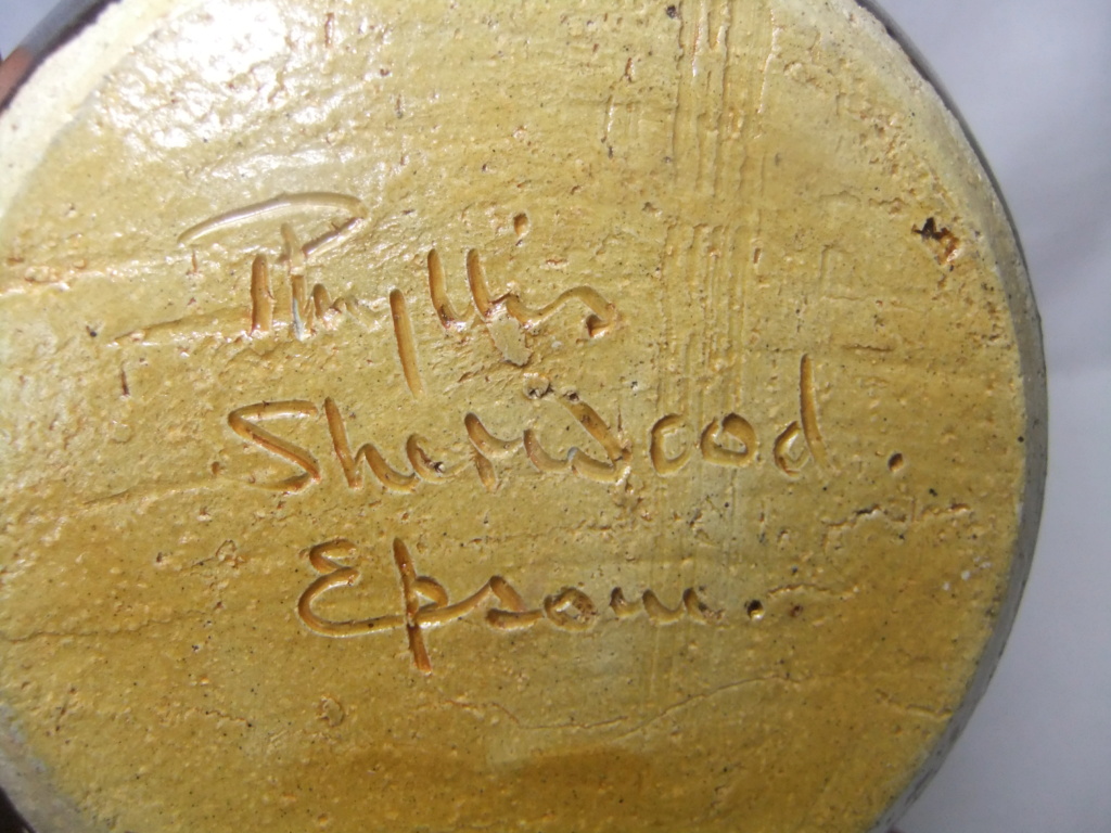 Signed salt pig - Phyllis Sherwood, Epsom Dscf8117