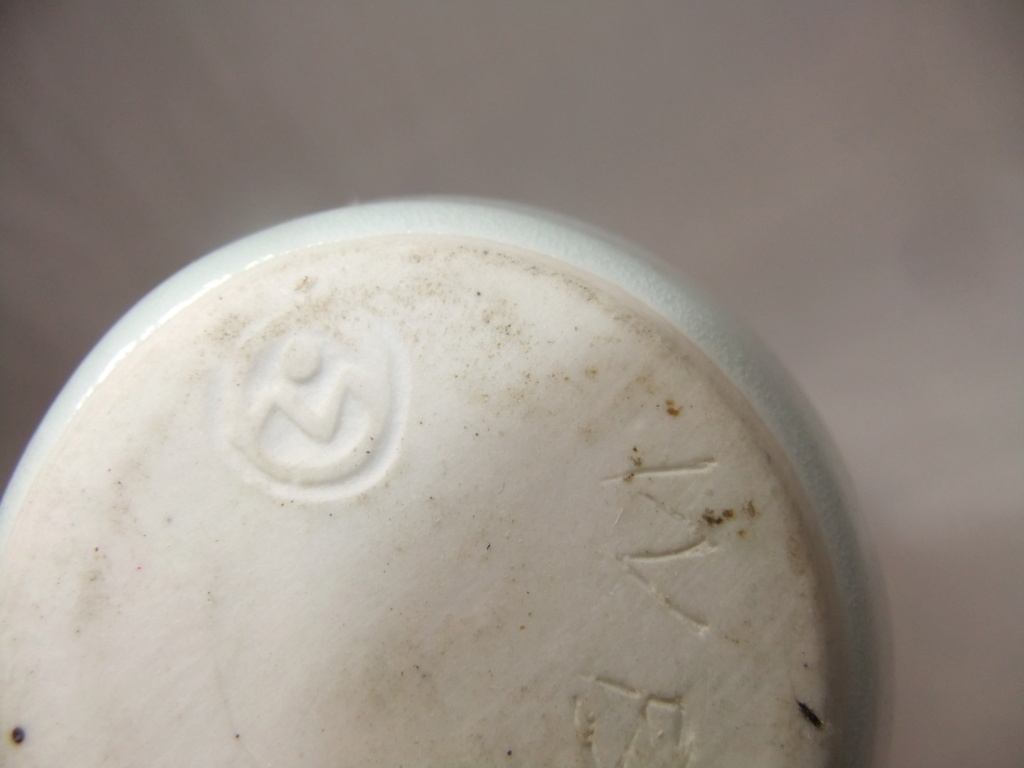 Anyone recognize the M or W mark on this Vase? Dscf9747