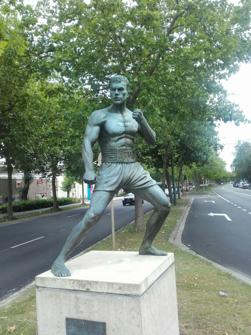 Jean-Claude Van Damme  Statue a ANDERLECHT (bruxelles) 20200611