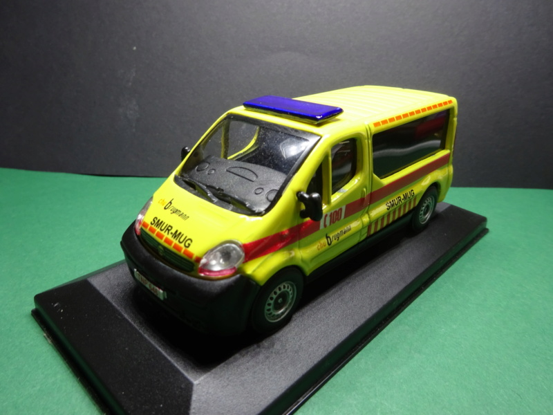 ma collection ambulance-pompiers 1/43 Dsc08845