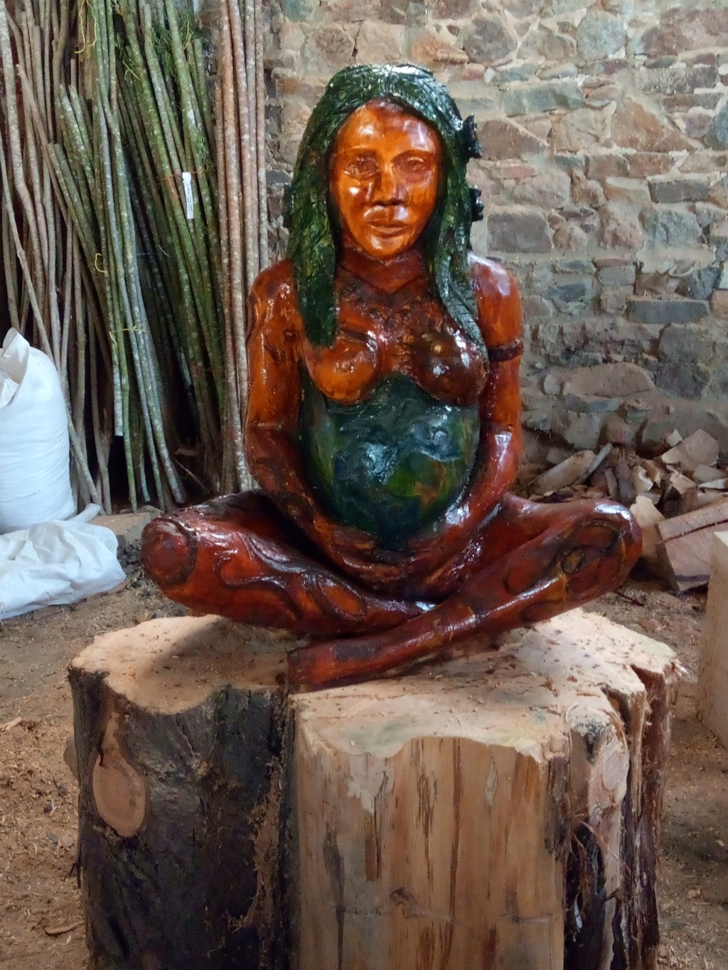 Sculpture de Gaïa dans un cyprès. Hauteur total 150cm Img_2030