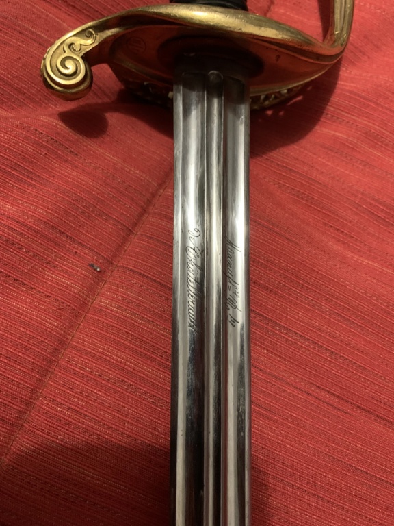 Identification de la garde d'un sabre très décorée 2662db10