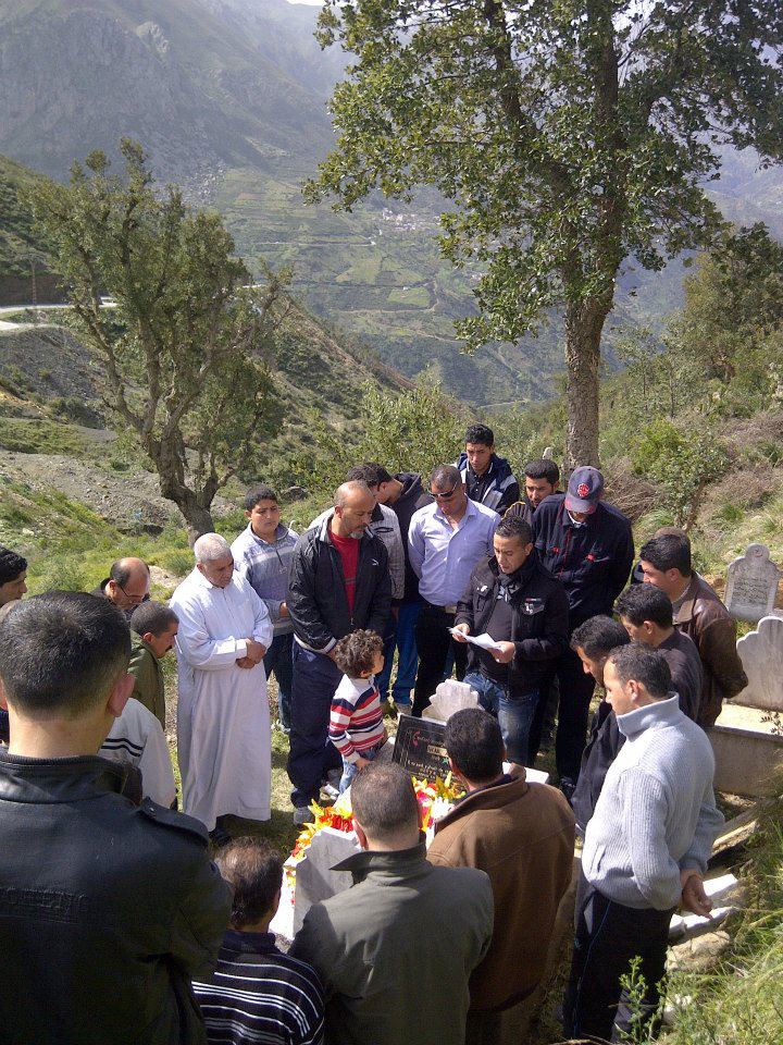 Journée contre l oubli à Imdane (Tizi n Berber )recueillement sur la tombe d Ikni Aziz. 315