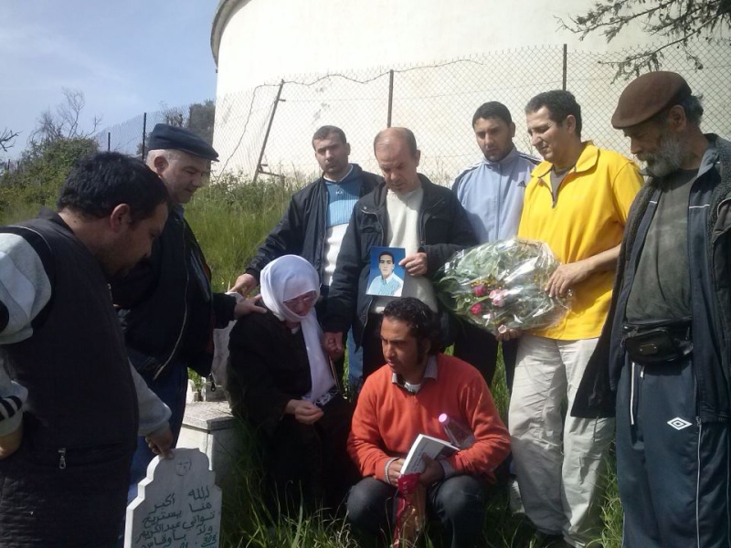 Journée contre l oubli à Aokas, recueillement sur les tombes de Touati Karim et Sahli Naima(cimetière sidi M hend Aghrib). 813