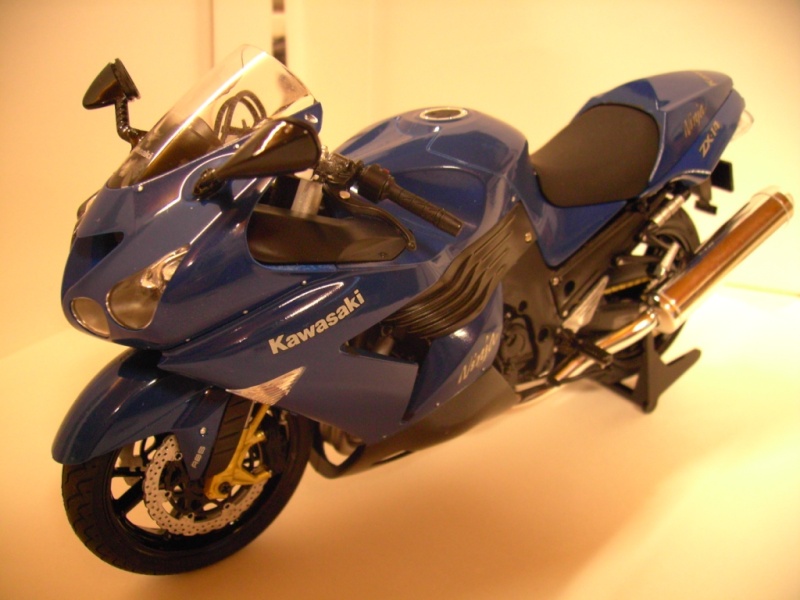 Kawasaki ZZR1400 in 1:12 von Tamiya 14111 Galerie Pict3771