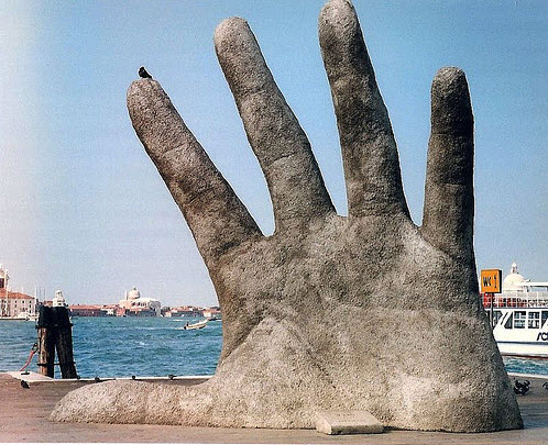 Mains, doigts et autres sculptures de Mario Irarrazabal La_man13