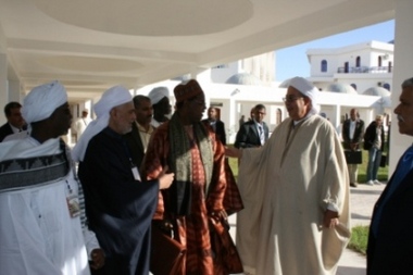 الشيخ سيدي محمد العيد محمد العيد التجاني مع الضيوف في الملتقى 12258310