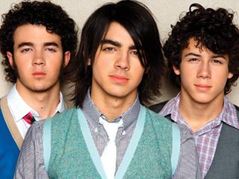 Jonas Brothers Photos - Page 2 Jonas-12