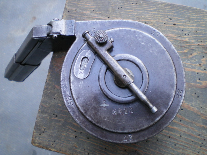 La P-Kasten : accessoire du luger dit d'artillerie (ou LP14) et du MP18/1 Bing_t14