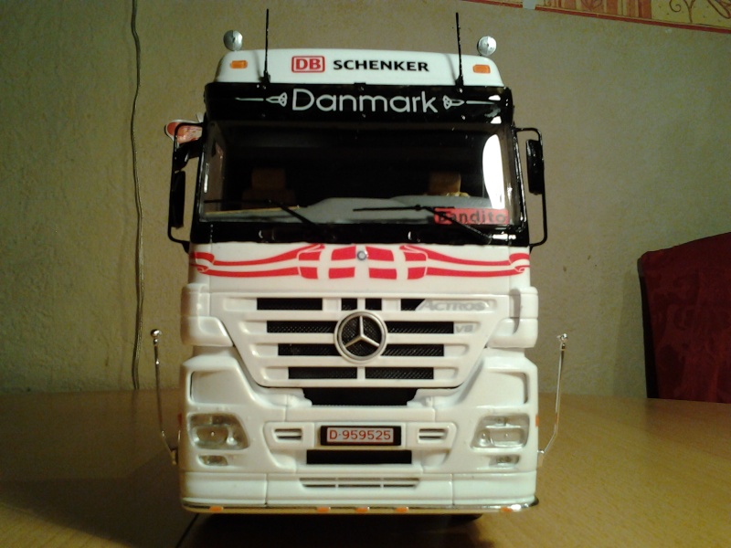Italeri Mercedes Benz Actros mit 2x20" Container Foto0310