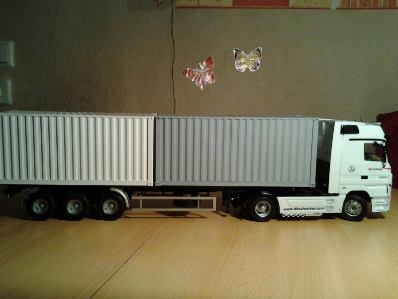 Italeri Mercedes Benz Actros mit 2x20" Container Foto0317