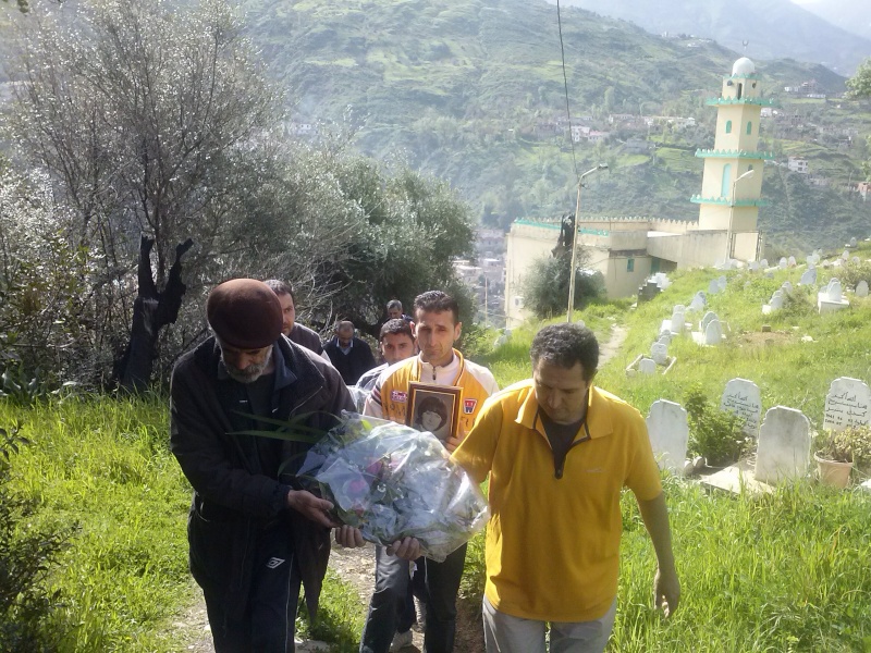 Journée contre l oubli à Aokas, recueillement sur les tombes de Touti Karim et Sahli Naima(cimetière sidi M hend Aghrib)photos TOUATI K . Cam00311