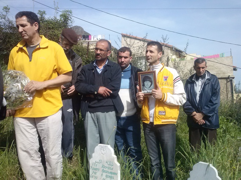 Journée contre l oubli à Aokas, recueillement sur les tombes de Touti Karim et Sahli Naima(cimetière sidi M hend Aghrib)photos TOUATI K . Cam00320