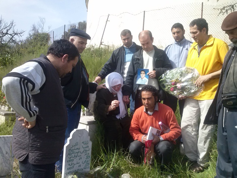 Journée contre l oubli à Aokas, recueillement sur les tombes de Touti Karim et Sahli Naima(cimetière sidi M hend Aghrib)photos TOUATI K . Cam00321